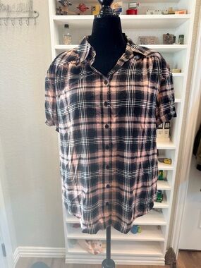 Torrid Black & Pink Plaid Short Sleeve Button-Up Shirt Size 1 or 14/16